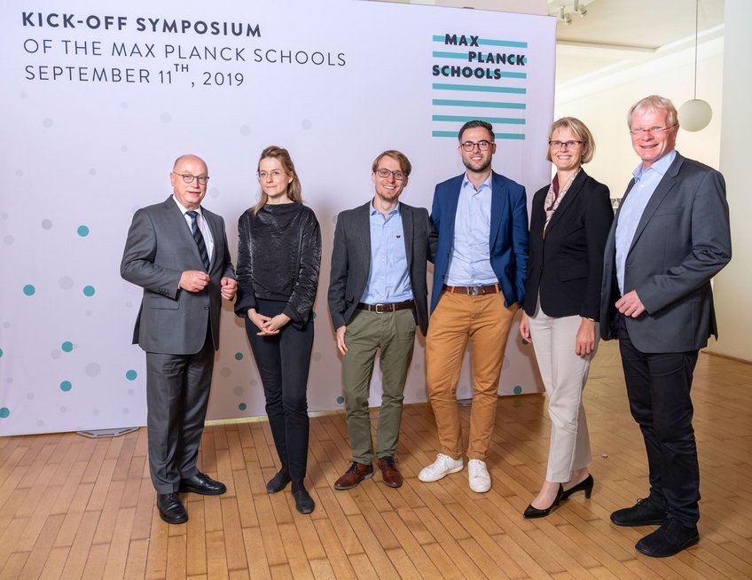 Auch die Wissenschaftsministerin Anja Karliczek nahm an der Veranstaltung teil, hier im Bild mit Max-Planck-Prädident Martin Stratmann, Studierenden und Vize-Präsident Ferdi Schüth (von links nach rechts). Vom Bundesministerium für Bildung und Forschung (BMBF) wird die Initiative mit 45 Millionen Euro gefördert. Auch die Wissenschaftsministerin Anja Karliczek nahm an der Veranstaltung teil, hier im Bild mit Max-Planck-Prädident Martin Stratmann, Studierenden und Vize-Präsident Ferdi Schüth (von links nach rechts). Vom Bundesministerium für Bildung und Forschung (BMBF) wird die Initiative mit 45 Millionen Euro gefördert.