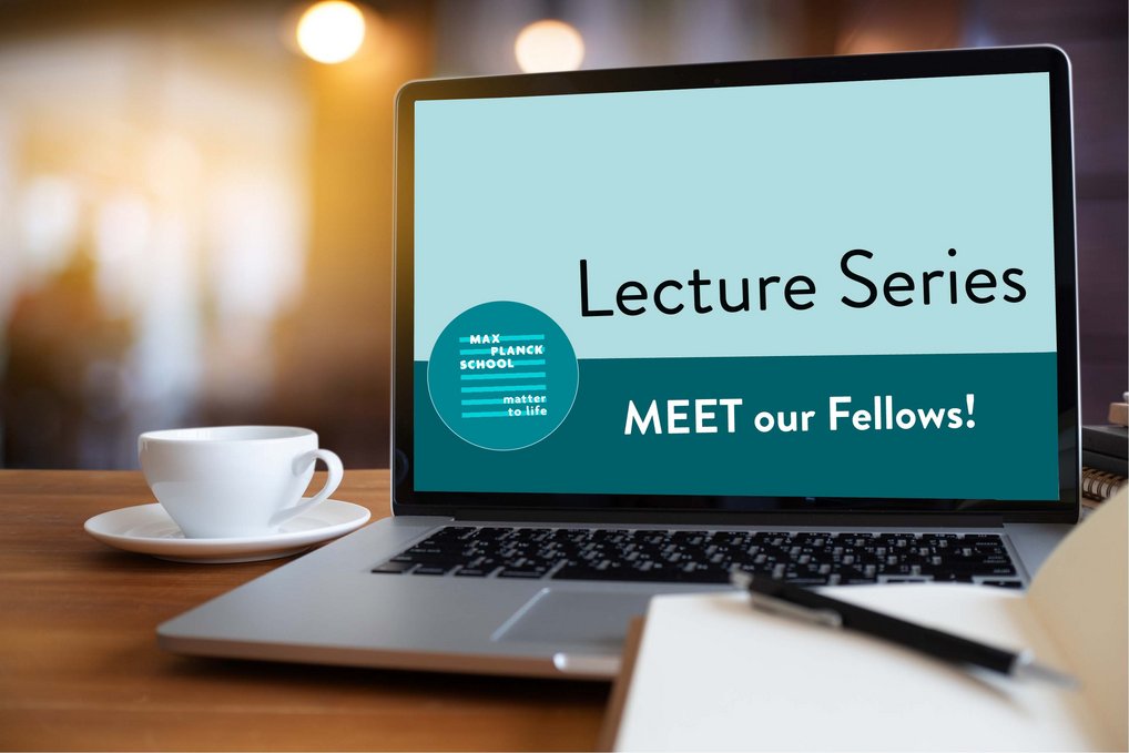 Ein Laptop zeigt eine Präsentation der Max Planck School mit dem Titel „Lecture Series: MEET our Fellows!“ auf einem Tisch mit Kaffeetasse und Notizbuch.
