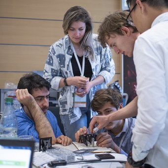 Junge Menschen fördern und mit Wissenschaft und Industriepartnern vernetzen – das ist Ziel der Max Planck School of Photonics. Hier z.B. bei den „Photonics Days Jena“, dem gemeinsamen Karriere- und Netzwerkevent des Fraunhofer IOF und der Max Planck School of Photonics. Junge Menschen fördern und mit Wissenschaft und Industriepartnern vernetzen – das ist Ziel der Max Planck School of Photonics. Hier z.B. bei den „Photonics Days Jena“, dem gemeinsamen Karriere- und Netzwerkevent des Fraunhofer IOF und der Max Planck School of Photonics.