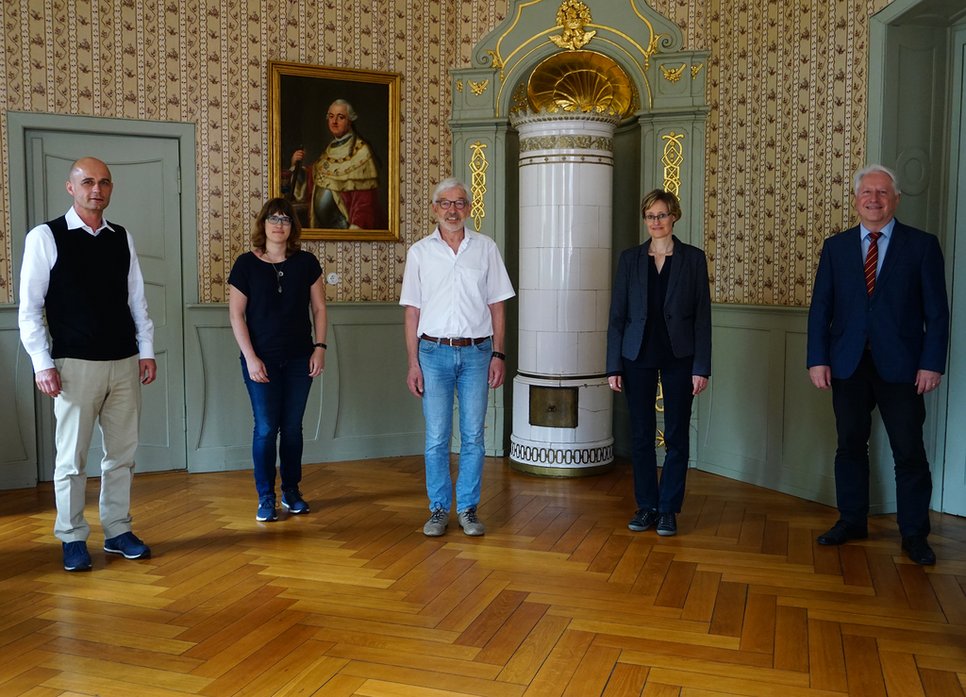 Assembly during pandemic times: meeting in person this summer between Bernhard Eitel (Rector of Heidelberg University), Anja-Désirée Senz (Vice-Rector Student Affairs and Teaching of Heidelberg University), Peter Comba (MPS MtL Executive Board member for Heidelberg University), Heike Boehm (MPS MtL General Scientific & Educational Coordinator) and Joachim Spatz (MPS MtL Chair) – from right to left.
© Image: Heidelberg University - Communication and Marketing