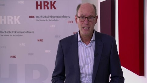 Prof. Dr. Peter-André Alt, President of the German Rectors' Conference, bid farewell to the participants of this year's Max Planck Schools Day and reminded the all the students to always follow their own passion for science.