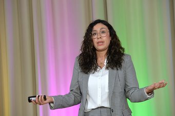 Keine Spur von Nervosität: Zunächst empfand Brianda die professionelle Kamera- und Audiotechnik etwas einschüchternd, aber sobald sie die Bühne betrat, kam sie aus ihrer Komfortzone heraus und hatte sichtlich Freude, über ihre Leidenschaft für die Wissenschaft zu sprechen. Wir sind gespannt, welche Erkenntnisse ihre Arbeit auf dem Gebiet der Arzneimittelentwicklung bringen wird.  Keine Spur von Nervosität: Zunächst empfand Brianda die professionelle Kamera- und Audiotechnik etwas einschüchternd, aber sobald sie die Bühne betrat, kam sie aus ihrer Komfortzone heraus und hatte sichtlich Freude, über ihre Leidenschaft für die Wissenschaft zu sprechen. Wir sind gespannt, welche Erkenntnisse ihre Arbeit auf dem Gebiet der Arzneimittelentwicklung bringen wird.
© Bettina Ausserhofer