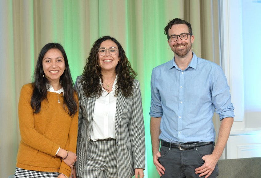 Emma, Brianda und Caedyn, drei Doktorandinnen an den Max Planck Schools, stellen ihre Promotionsprojekte auf dem letzten Max Planck Schools Day im Oktober 2021 im Harnack-Haus in Berlin vor.

© Bettina Ausserhofer