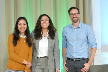 Im März 2022 hatten wir die Gelegenheit, mit Emma, Brianda und Caedyn zu sprechen, drei Doktorandinnen an den Max Planck Schools, die ihre Promotionsprojekte auf dem letzten Max Planck Schools Day im Oktober 2021 im Harnack-Haus in Berlin vorgestellt haben. Wir sprachen mit ihnen darüber, wie es für sie war, während der virtuellen Veranstaltung vor der Kamera zu stehen und ihre Forschung vor fast 150 Menschen zu präsentieren, und wie diese Erfahrung ihre weitere Arbeit beeinflusst hat.
© Bettina Ausserhofer