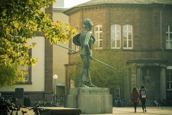 Ehrenhof am Campus Süd des KIT mit der Bronzestatue der Pallas Athene. Diese gilt gleichermaßen als Gebieterin über Krieg und Frieden wie auch als Schirmherrin der Wissenschaften. – Ehrenhof am Campus Süd des KIT mit der Bronzestatue der Pallas Athene; © KIT