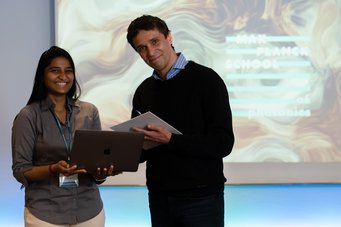MPSP Fellow Carsten Rockstuhl im Gespräch mit der Promovierenden Stree Vithya Arumugam im Rahmen der MPSP Spring School im April. MPSP Fellow Carsten Rockstuhl together with PhD candidate Stree Vithya Arumugam at the MPSP Spring School, © Jens Braune del Angel.