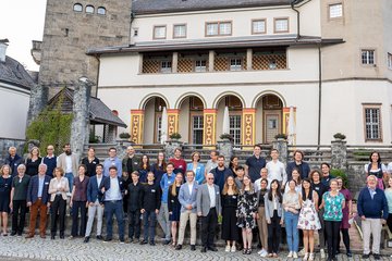 Students and members of the Max Planck School Matter to Life celebrate the first master's cohort of the same-titled study program at Ringberg Castle.
© Axel Griesch / MPS Matter to Life