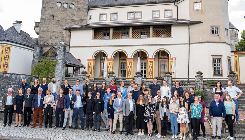 Studierende und Mitglieder der Max Planck School Matter to Life feiern die erste Masterkohorte des gleichnamigen Studienganges auf Schloss Ringberg, © Axel Griesch / MPS Matter to Life Studierende und Mitglieder der Max Planck School Matter to Life auf Schloss Ringberg