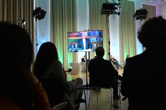 Live-broadcasted from Max Planck Society headquarters in Munich, Prof. Martin Stratmann gave personal insights into his time as a PhD student. Live-broadcasted from Max Planck Society headquarters in Munich, Prof. Martin Stratmann gave personal insights into his time as a PhD student.