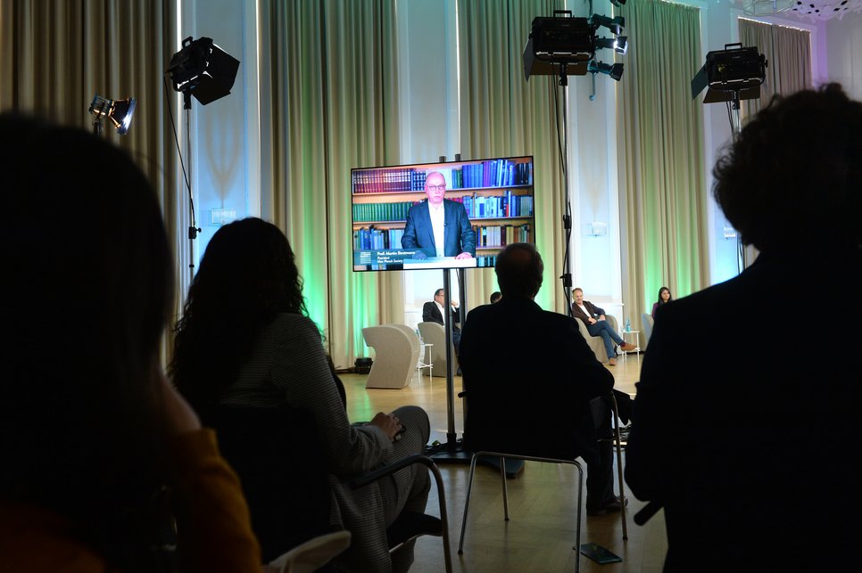 Live-broadcasted from Max Planck Society headquarters in Munich, Prof. Martin Stratmann gave personal insights into his time as a PhD student.