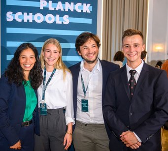 Strahlende Gesichter: Die diesjährigen “Science Talks” von Alina Panzel, Michele Stasi und Henrik von der Emde (von links nach rects) erhielten viel Applaus und Begeisterung - Asifa Akhtar (ganz links) gesellte sich direkt im Anschluss zu ihnen und zeigte großes Interesse an den Forschungsprojekten der drei PhD Kadidat:innen Die diesjährigen "Science Talks" von Alina Panzel, Michele Stasi und Henrik von der Emde (v. l. n. r.) ernteten viel Applaus - auch Vizepräsidentin Asifa Akhtar (ganz links) zeigte sich begeistert