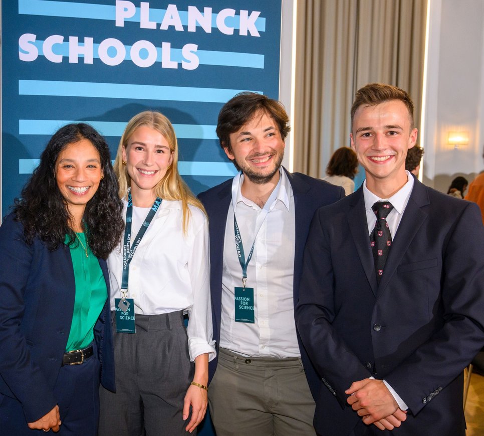 Die diesjährigen "Science Talks" von Alina Panzel, Michele Stasi und Henrik von der Emde (v. l. n. r.) ernteten viel Applaus - auch Vizepräsidentin Asifa Akhtar (ganz links) zeigte sich begeistert