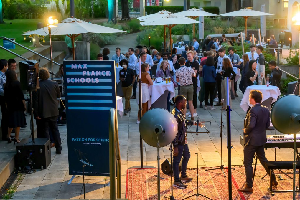Eine fantastische Atmosphäre: Vor allem die Studierenden freuten sich, dass sie sich endlich wieder vor Ort zum jährlichen Max Planck Schools Day treffen konnten. Die Stimmung war großartig: Insbesondere die Studierenden waren begeistert, sich zum alljährlichen Max Planck Schools Day endlich wieder persönlich begegnen zu können.