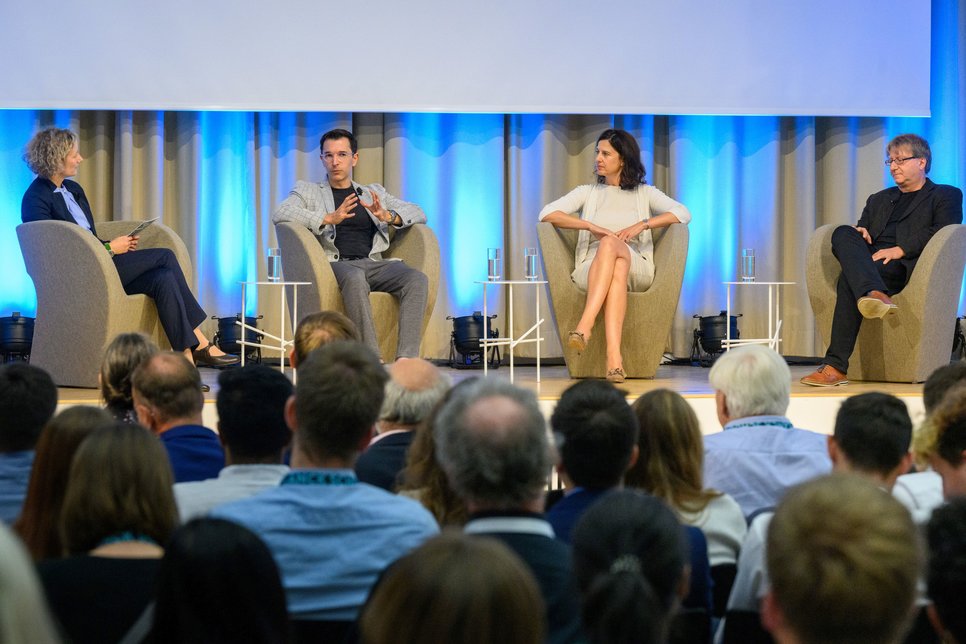 Disktutierten über die vielen Aspekte rund um das diesjährige Leitthema des Max Planck Schools Day: die Moderatorin Monika Seynsche, Prof. Iyad Rahwan, Dr. Katrin Rehak-Nitsche und Prof. Jan-Michael Rost (v. l. n. r.)