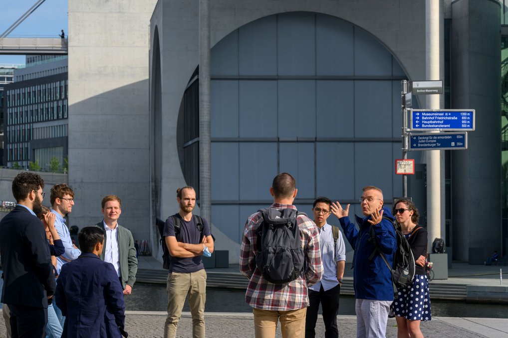 Neue Studierenden und andere Interessierte nahmen am Vormittag an einer Stadtführung zum Thema Berliner Mauerfall und deutsche Wiedervereinigung teil