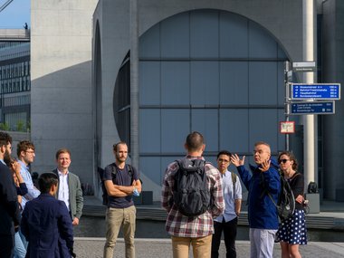 Neue Studierenden und andere Interessierte nahmen am Vormittag an einer Stadtführung zum Thema Berliner Mauerfall und deutsche Wiedervereinigung teil