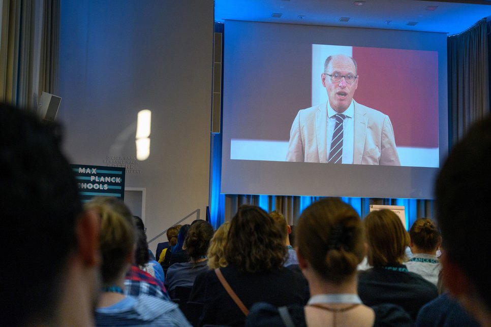 In einer Videobotschaft richtete sich Prof. Peter-André Alt an die Teilnehmenden und bildete damit den gelungenen Abschluss des offiziellen Programms