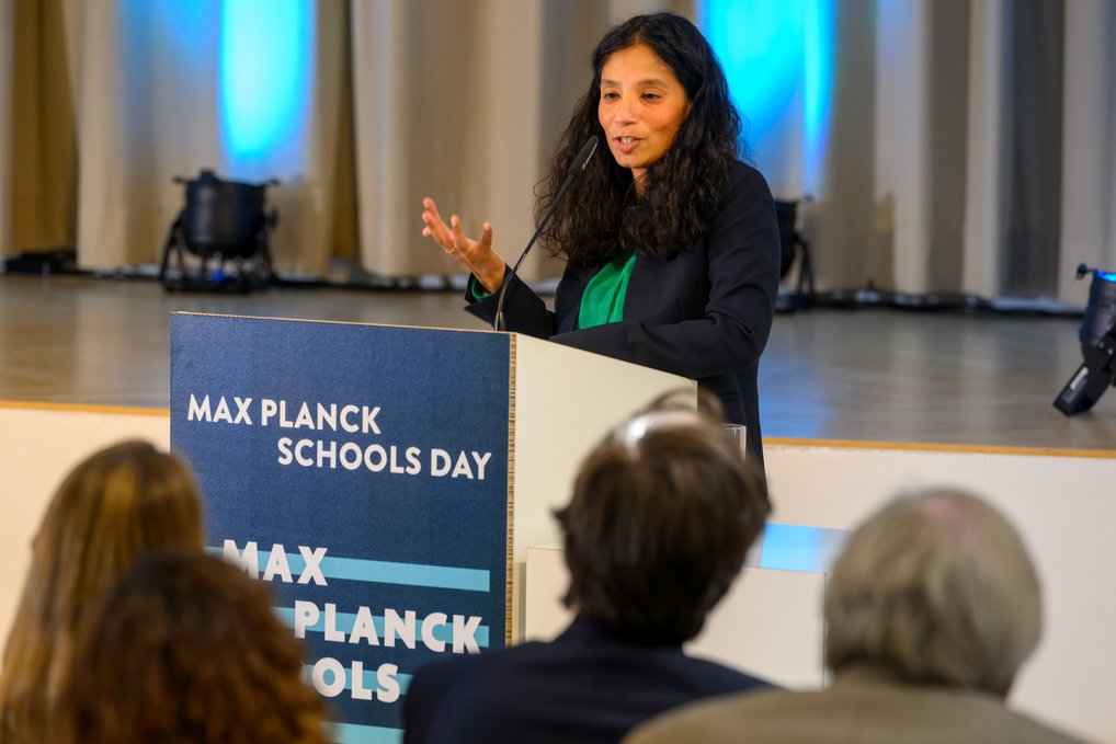 Ihre motivierenden Worte hallten noch lange nach: Prof. Asifa Akhtar begeisterte das Publikum mit ihrer Eröffnungsrede. Sie rief dazu auf die Max Planck Schools als Ganzes zu begreifen und einen gemeinsamen Spirit über die Organisationsgrenzen hinweg auf dem Max Planck Schools Day erlebbar zu machen. Damit gab sie den gelungenen Startschuss des offiziellen Teil des Programms. Vizepräsidentin der Max-Planck-Gesellschaft, Prof. Asifa Akhtar, eröffnete den diesjährigen Max Planck Schools Day
