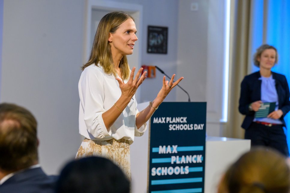 Prof. Laura De Laporte zog das Publikum völlig in ihren Bann. Mit ihrer sehr persönlichen und inspirierenden Passion for Science Lecture zeigte sie sehr eindrücklich, wie vielfältig die Wege hin zu einer erfolgreichen Karriere in der Wissenschaft sein können. 