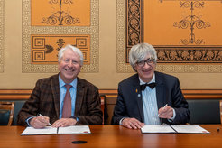It's official: Prof. Bernhard Eitel, Rector of Heidelberg University (left), and Göttingen University President, Prof. Metin Tolan (right), signed the agreement. From now on, the universities of Heidelberg and Göttingen will offer a joint master's degree in the interdisciplinary "Matter to Life" study program.