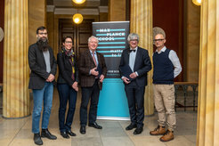 From left to right: Prof. Stefan Klumpp, Prof. Sarah Köster, both Fellows of the MPS Matter to Life and Faculty of Physics of the University of Göttingen, Prof. Dr. Bernhard Eitel, Rector of Heidelberg University, Prof. Dr. Metin Tolan, President of the University of Göttingen, and Prof. Dr. Joachim Spatz, Spokesperson of the Max Planck School Matter to Life were delighted about the successful completion of this unique effort.