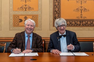Prof. Bernhard Eitel, Rector of Heidelberg University (left), and Göttingen University President, Prof. Metin Tolan (right), signed the agreement. From now on, the universities of Heidelberg and Göttingen will offer a joint master's degree in the interdisciplinary "Matter to Life" study program.