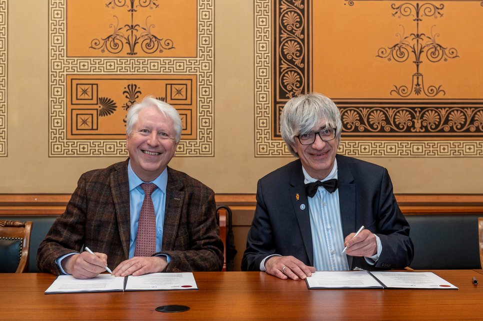 Prof. Bernhard Eitel, Rektor der Universität Heidelberg (links), und der Präsident der Universität Göttingen, Prof. Metin Tolan (rechts), unterzeichneten die Kooperationsvereinbarung. Die Universitäten Heidelberg und Göttingen bieten künftig einen gemeinsamen Masterstudiengang im interdisziplinären Studiengang "Matter to Life" an.
