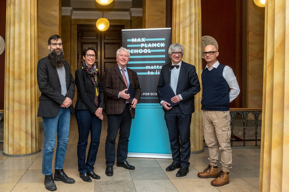 Von links nach rechts: Prof. Stefan Klumpp, Prof. Sarah Köster, beide Fakultät für Physik der Universität Göttingen und Fellows der MPS Matter to Life, Prof. Bernhard Eitel, Rektor der Universität Heidelberg, Prof. Metin Tolan, Präsident der Universität Göttingen, und Prof. Joachim Spatz, Sprecher der Max Planck School Matter to Life, freuten sich über den erfolgreichen Abschluss dieser deutschlandweit einzigartigen Kooperation.