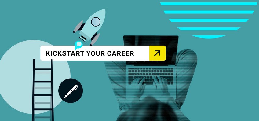 Ein Grafikdesign, das eine Person zeigt, die auf einem Laptop tippt. Oben links ist eine Raketenillustration und eine Leiter zu sehen. In der Mitte steht der Text "KICKSTART YOUR CAREER" auf einem weißen Balken, und unten rechts befindet sich ein gelber Kreis mit dem Text "APPLY NOW".