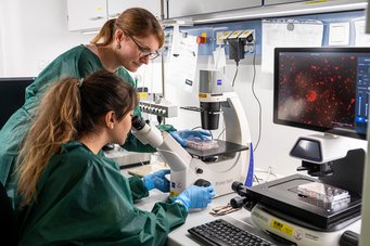 Close supervision by Germany's leading scientists is one of the main features of our program - here at the LMU Psych Lab Exzellente Bedingungen an den verschiedenen Partnereinrichtungen im Netzwerk der MPS Cognition - hier das Labor am LMU Klinikum für Psychiatrie und Psychotherapie