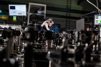 Modernste Forschungsinfrastruktur steht unseren Doktorand:innen, wie hier am LMU Centre for Advanced Photonics - eine der vielen Partnereinrichtungen der MPS Photonics - , im Rahmen ihrer Promotion zur Verfügung Modernste Forschungsinfrastruktur steht unseren Doktorand:innen, wie hier am LMU Centre for Advanced Photonics - eine der vielen Partnereinrichtungen der MPS Photonics - , im Rahmen ihrer Promotion zur Verfügung
