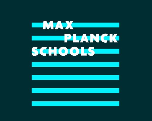 Logo der Max-Planck-Schulen mit dem Text in Weiß und blauen horizontalen Linien auf dunkelgrünem Hintergrund, modernes Design.