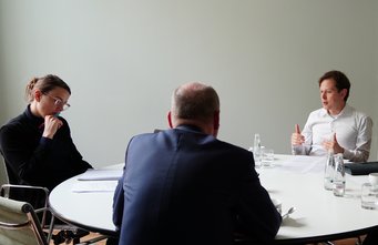 Peter-André Alt und Heiko Knopf (rechts) sprachen sehr angeregt zu den verschiedenen Themen die Schools, aber auch die (deutsche) Wissenschaft im Allgemeinen betreffend. Johanna Rapp, Gruppenleitung Max Planck Schools (links), die das Gespräch begleitete, traf die beiden in der Geschäftsstelle der Wübben Stiftung Wissenschaft, deren Geschäftsführer Alt seit April ist, in Berlin. Angeregtes Gespräch zwischen Peter-André Alt, Geschäftsführer Wübben Stiftung Wissenschaft, und Heiko Knopf, stellvertretender Bundesvorsitzender bei BÜNDNIS 90/DIE GRÜNEN (rechts), zusammen im Bild mit Johanna Rapp, Gruppenleitung Max Planck Schools (links).