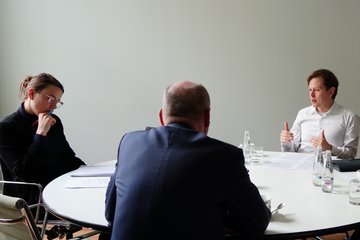 Der stellvertretende Bundesvorsitzende des BÜNDNIS 90/DIE GRÜNEN, Heiko Knopf, im Gespräch mit dem Vorsitzenden der Geschäftsführung der Wübben Stiftung Wissenschaft, Peter-André Alt