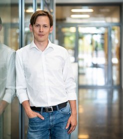 Heiko Knopf is deputy federal chairman of BÜNDNIS 90/DIE GRÜNEN and received his PhD within the Max Planck School of Photonics