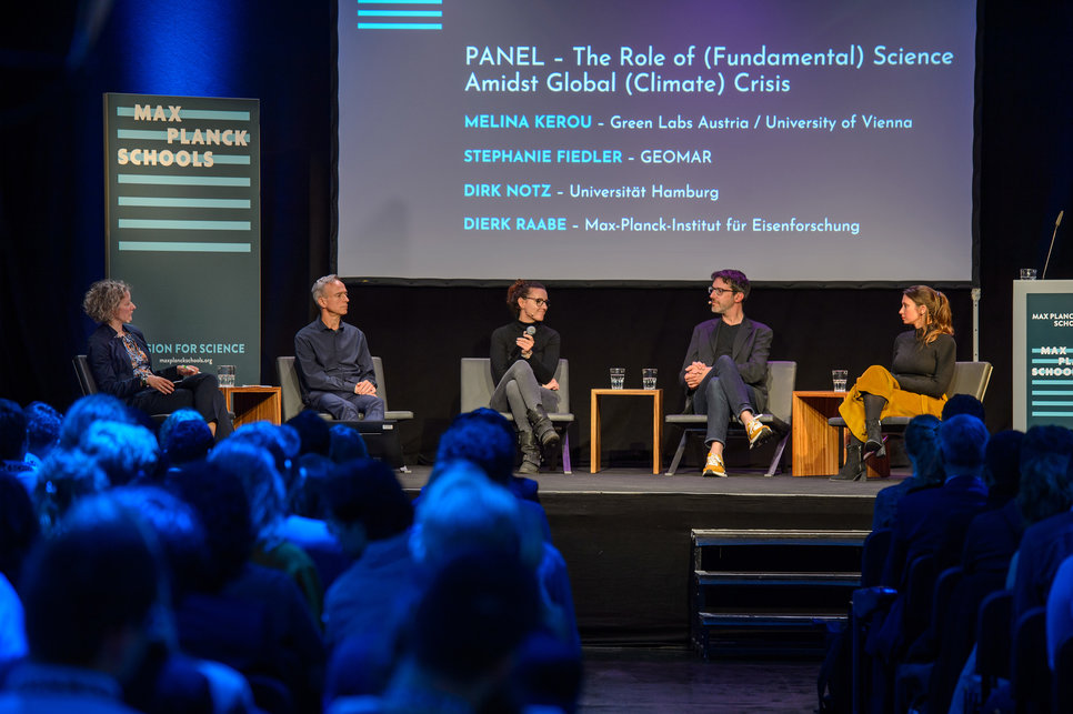 Das Panel des diesjährigen Max Planck Schools Day (v. l. n. r.): Moderatorin Monika Seynsche, Dierk Raabe, Stephanie Fiedler, Dirk Notz und Melina Kerou. ,