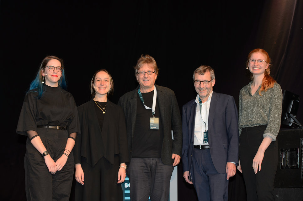 Laura Blázquez Martínez, Aysecan Ünal, die beiden Deans Jan-Michael Rost und Walter Rosenthal sowie Meike Hettwer auf der Bühne des Max Planck Schools Day 2023.