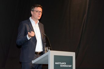 Zum Auftrakt gab es mehr als ermutigende Worte: Als Co-Vorsitzender des Lenkungsausschusses der Max Planck Schools eröffnete Patrick Cramer, Präsident der Max Planck Gesellschaft, den diesjährigen Max Planck Schools Day. Patrick Cramer, Präsident der Max Planck Gesellschaft