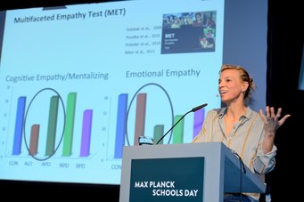 Sie beeindruckte mit ihrem Vortrag vor allem die PhD Kandidat:innen: Isabel Dziobek sprach in der Passion for Science Lecture von ihrer bewegten Karriere und davon, warum Wissenschaft anfangs alles andere als ihre Leidenschaft gewesen sei. Isabel Dziobek ist Fellow an der Max Planck School of Cognition