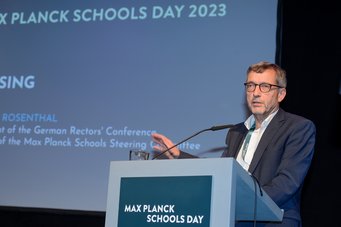 Die abschließenden Worte gehörten ihm: Walter Rosenthal wünschte den Promovierenden viel Erfolg für ihren weiteren Werdegang und bekräftigte nochmals, stets ihren eigenen Weg zu gehen und die dabei die vielzähligen Möglichkeiten, die die Schools bieten, zu nutzen. Walter Rosenthal, Präsident der Hochschulkrektorenkonferenz