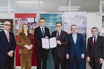 Joachim Spatz, Speaker Max Planck School Matter to Life und Direktor am MPI für medizinische Forschung, Simone Schwanitz, Generalsekretärin und Patrick Cramer, Präsident der Max-Planck-Gesellschaft, Reinhold R. Geilsdörfer, und Gunther Friedl, Geschäftsführer der Dieter Schwarz Stiftung sowie Walter Rosenthal, Präsident der HRK. Sechs Personen in Anzügen und formeller Kleidung stehen mit einer unterzeichneten Vereinbarung vor Bannern der Max-Planck-Gesellschaft und der Dieter Schwarz Stiftung und halten eine unterzeichnete Urkunde in der Hand.