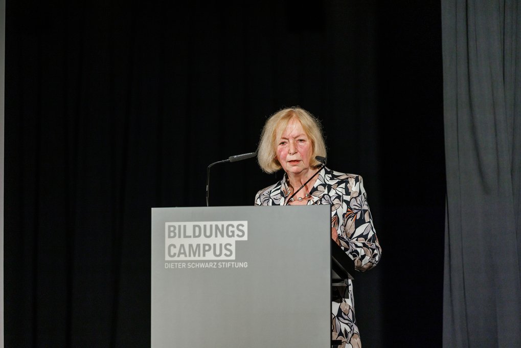 Frau spricht am Rednerpult mit der Aufschrift „Bildungs Campus Dieter Schwarz Stiftung“.