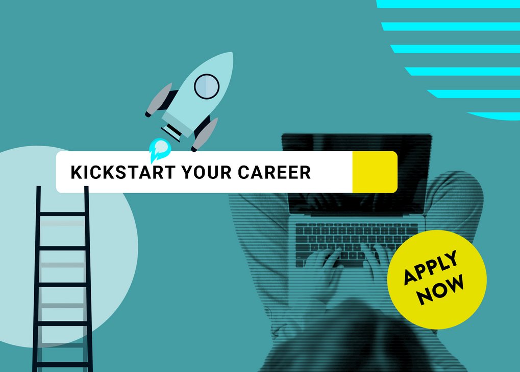 Ein Grafikdesign, das eine Person zeigt, die auf einem Laptop tippt. Oben links ist eine Raketenillustration und eine Leiter zu sehen. In der Mitte steht der Text "KICKSTART YOUR CAREER" auf einem weißen Balken, und unten rechts befindet sich ein gelber Kreis mit dem Text "APPLY NOW".