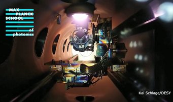 Blick in die Vakuumkammer während einer Plasmazündung Blick in die Vakuumkammer während einer Plasmazündung