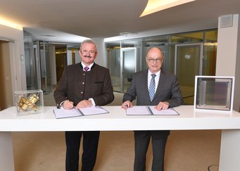Reimund Neugebauer (li.) und Martin Stratmann (re.) bei der Vertragsunterzeichnung in Berlin Reimund Neugebauer (li.) und Martin Stratmann (re.) bei der Vertragsunterzeichnung in Berlin