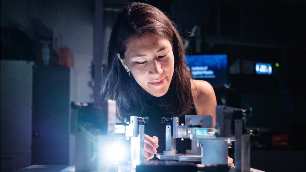 Frau arbeitet konzentriert an einem wissenschaftlichen Gerät in einem Labor